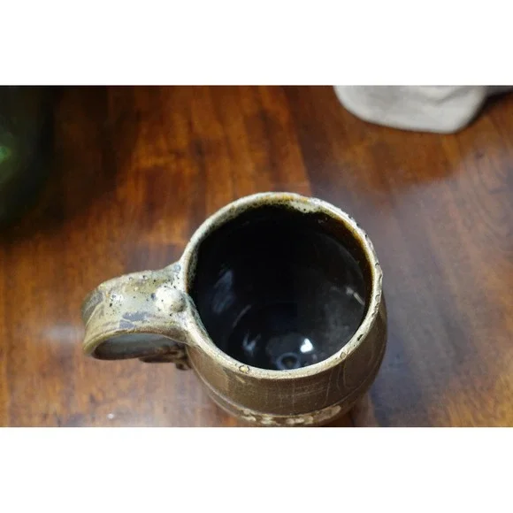 Rare pottery decorative handle high gloss interior mug with artist signature‎